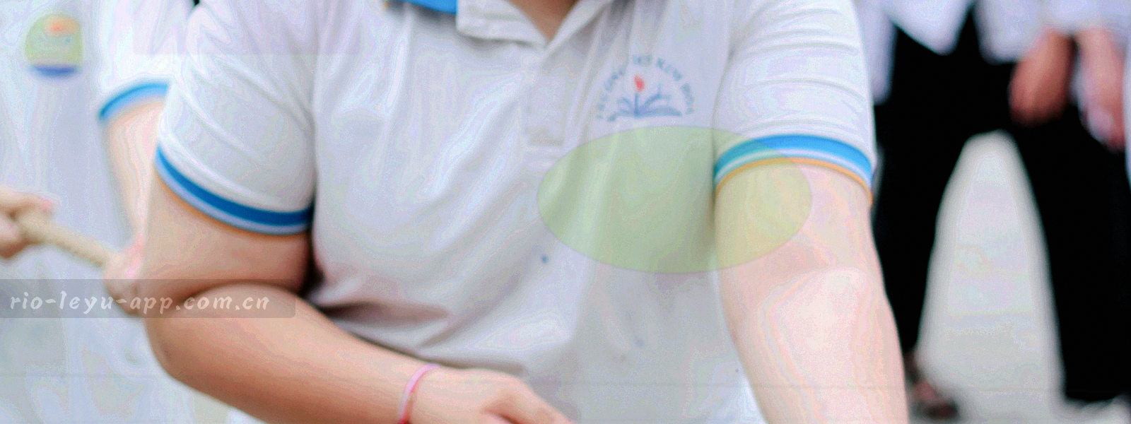 海洋蓝与落日金渐变交织的几何波浪线抽象图形